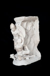 Alívio com guerreiro e cavaleiro (mármore)